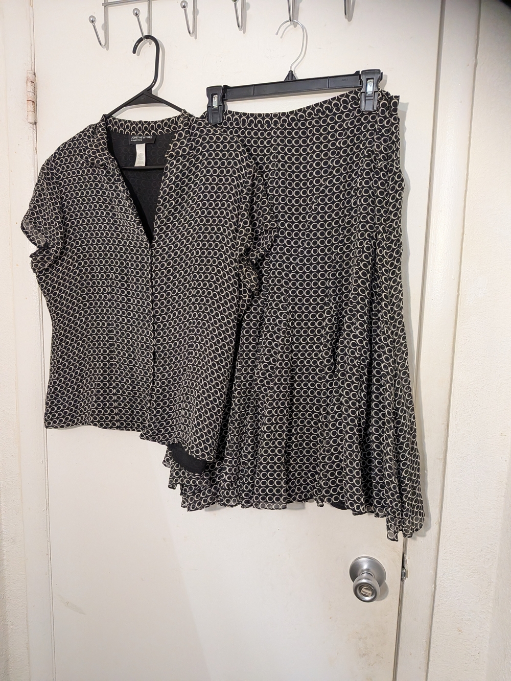 Jones New York Black and White Circle Print Skirt Set